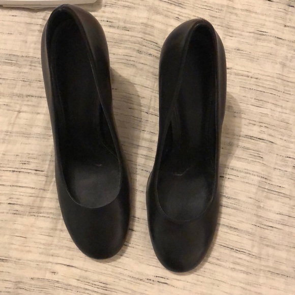 Michael kors black heels with chain on heel. - Picture 2 of 6